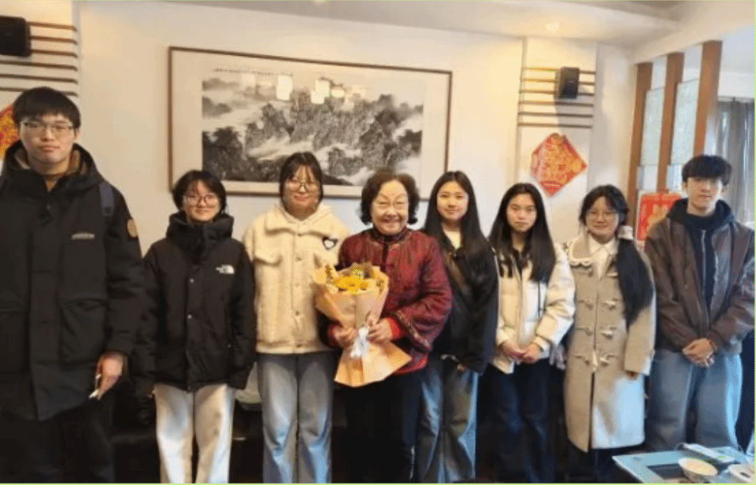 蔷薇绽放处 瓷韵绕心间——胡辛的教师情结与文学情怀